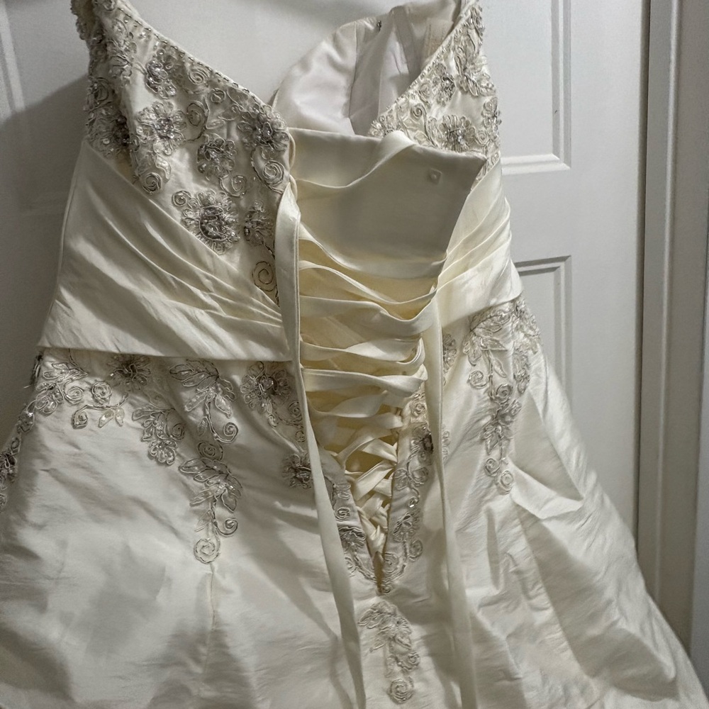Elegant Strapless Wedding Dress - Picture 4 of 9